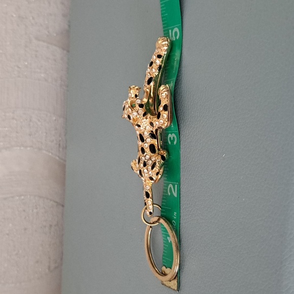 Vegas is Calling! Put your keys on this Vegas Cheetah Key Ring. 5 inches - Picture 3 of 5